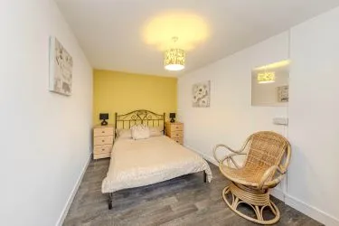 FOR SALE BY ONLINE PUBLIC AUCTION



Superb – 5 bedroom Property currently operated as Guest House 

Could be used as a large family home

Located only two minutes from Shrewsbury Town Centre

Beautiful character property that dates back to the 1600s