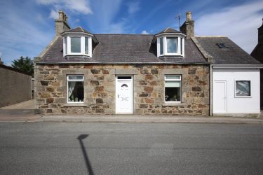 Town and Country Property Auctions Scotland is proud to present this four bedroom detached dwellinghouse located in the centre of New Deer.