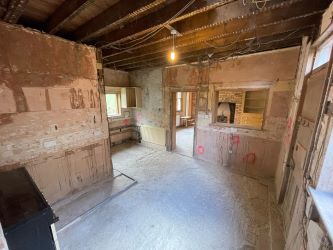 UNMODERNISED LARGE 5 BED DETACHED PERIOD PROPERTY
