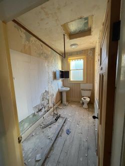 UNMODERNISED LARGE 5 BED DETACHED PERIOD PROPERTY