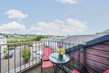 Elevate Your Portfolio: Exceptional 2nd-Floor Apartment, Featuring a Remarkable 22ft Open Plan Living Area Adorned with Exposed Beams. This Unique Property Offers Three Bedrooms, Including a Master Bedroom with a Balcony Showcasing Breathtaking Estuary Views. An Investment Opportunity Not to Be Missed for Discerning Investors Seeking Distinctive Assets.