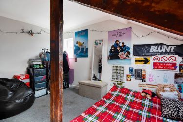 Elevate Your Portfolio: Exceptional 2nd-Floor Apartment, Featuring a Remarkable 22ft Open Plan Living Area Adorned with Exposed Beams. This Unique Property Offers Three Bedrooms, Including a Master Bedroom with a Balcony Showcasing Breathtaking Estuary Views. An Investment Opportunity Not to Be Missed for Discerning Investors Seeking Distinctive Assets.