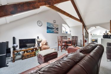 Elevate Your Portfolio: Exceptional 2nd-Floor Apartment, Featuring a Remarkable 22ft Open Plan Living Area Adorned with Exposed Beams. This Unique Property Offers Three Bedrooms, Including a Master Bedroom with a Balcony Showcasing Breathtaking Estuary Views. An Investment Opportunity Not to Be Missed for Discerning Investors Seeking Distinctive Assets.
