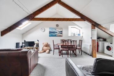 Elevate Your Portfolio: Exceptional 2nd-Floor Apartment, Featuring a Remarkable 22ft Open Plan Living Area Adorned with Exposed Beams. This Unique Property Offers Three Bedrooms, Including a Master Bedroom with a Balcony Showcasing Breathtaking Estuary Views. An Investment Opportunity Not to Be Missed for Discerning Investors Seeking Distinctive Assets.