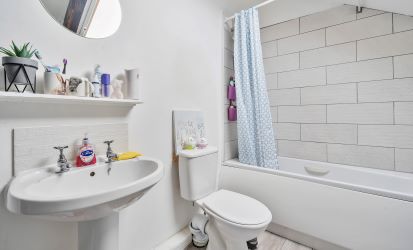 Elevate Your Portfolio: Exceptional 2nd-Floor Apartment, Featuring a Remarkable 22ft Open Plan Living Area Adorned with Exposed Beams. This Unique Property Offers Three Bedrooms, Including a Master Bedroom with a Balcony Showcasing Breathtaking Estuary Views. An Investment Opportunity Not to Be Missed for Discerning Investors Seeking Distinctive Assets.