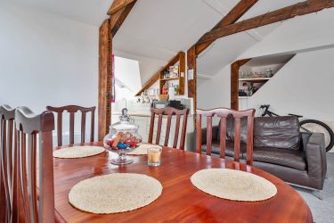 Elevate Your Portfolio: Exceptional 2nd-Floor Apartment, Featuring a Remarkable 22ft Open Plan Living Area Adorned with Exposed Beams. This Unique Property Offers Three Bedrooms, Including a Master Bedroom with a Balcony Showcasing Breathtaking Estuary Views. An Investment Opportunity Not to Be Missed for Discerning Investors Seeking Distinctive Assets.
