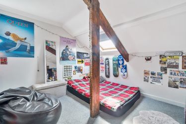 Elevate Your Portfolio: Exceptional 2nd-Floor Apartment, Featuring a Remarkable 22ft Open Plan Living Area Adorned with Exposed Beams. This Unique Property Offers Three Bedrooms, Including a Master Bedroom with a Balcony Showcasing Breathtaking Estuary Views. An Investment Opportunity Not to Be Missed for Discerning Investors Seeking Distinctive Assets.