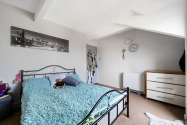 Elevate Your Portfolio: Exceptional 2nd-Floor Apartment, Featuring a Remarkable 22ft Open Plan Living Area Adorned with Exposed Beams. This Unique Property Offers Three Bedrooms, Including a Master Bedroom with a Balcony Showcasing Breathtaking Estuary Views. An Investment Opportunity Not to Be Missed for Discerning Investors Seeking Distinctive Assets.