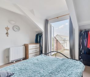 Elevate Your Portfolio: Exceptional 2nd-Floor Apartment, Featuring a Remarkable 22ft Open Plan Living Area Adorned with Exposed Beams. This Unique Property Offers Three Bedrooms, Including a Master Bedroom with a Balcony Showcasing Breathtaking Estuary Views. An Investment Opportunity Not to Be Missed for Discerning Investors Seeking Distinctive Assets.
