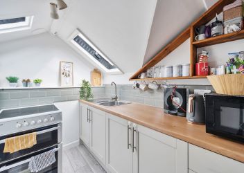 Elevate Your Portfolio: Exceptional 2nd-Floor Apartment, Featuring a Remarkable 22ft Open Plan Living Area Adorned with Exposed Beams. This Unique Property Offers Three Bedrooms, Including a Master Bedroom with a Balcony Showcasing Breathtaking Estuary Views. An Investment Opportunity Not to Be Missed for Discerning Investors Seeking Distinctive Assets.