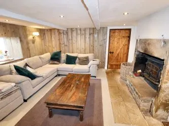 TRADITIONAL FARMHOUSE WITH EQUESTRIAN FACILITIES
