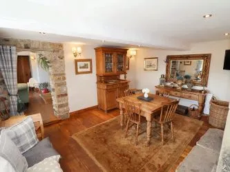 TRADITIONAL FARMHOUSE WITH EQUESTRIAN FACILITIES