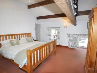 TRADITIONAL FARMHOUSE WITH EQUESTRIAN FACILITIES