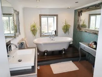 TRADITIONAL FARMHOUSE WITH EQUESTRIAN FACILITIES