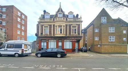 FORMER FREEHOLD PUBLIC HOUSE THE GREYHOUND WITH ADDITIONAL ACCOMODATION IS