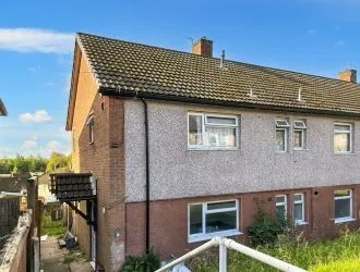 Exceptional investment opportunity awaits at the upcoming auction – 8 Gloucester Avenue, Dawley, Telford, TF4 2HU. This property is a spacious top floor three bedroom flat. The flat is currently tenanted with a monthly rent of £560pcm (due to be increased).