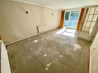 Spacious balcony apartment overlooking gardens with a brilliant refurbishment opportunity to increase the value significantly, benefits from a separate kitchen and bathroom and separate w/c. Best of all its centrally located close to Westbourne Village.