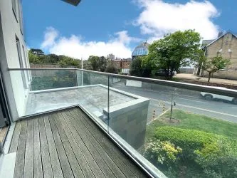 Modern 2-bedroom flat in Bournemouth Town Centre with open-plan living, 2 bathrooms, private balcony, and underground parking. - The Summit, 211 Upper Terrace Road, Bournemouth, BH2 5EA