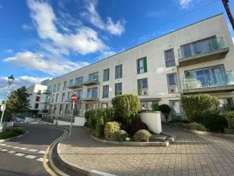 Modern 2-bedroom flat in Bournemouth Town Centre with open-plan living, 2 bathrooms, private balcony, and underground parking. - The Summit, 211 Upper Terrace Road, Bournemouth, BH2 5EA