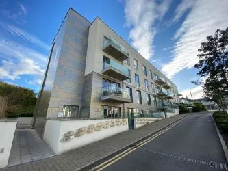 Modern 2-bedroom flat in Bournemouth Town Centre with open-plan living, 2 bathrooms, private balcony, and underground parking. - The Summit, 211 Upper Terrace Road, Bournemouth, BH2 5EA