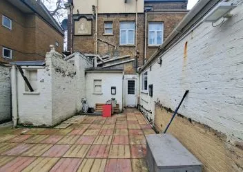 FORMER FREEHOLD PUBLIC HOUSE THE GREYHOUND WITH ADDITIONAL ACCOMODATION IS