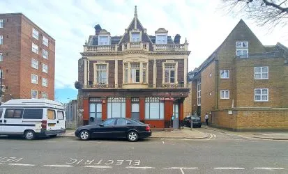 FORMER FREEHOLD PUBLIC HOUSE THE GREYHOUND WITH ADDITIONAL ACCOMODATION IS