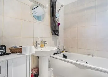 Unlock Prime Investment Potential: Well Presented First-Floor Apartment, Strategically Located with Proximity to Local Amenities, Estuary Views, Shops, Pubs, and Transport Hubs. A Lucrative Opportunity with Strong Rental Appeal and Promising Returns.