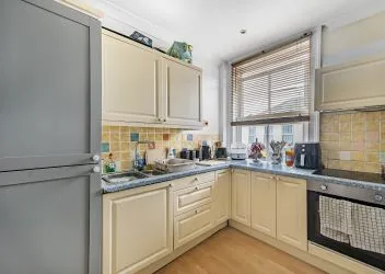 Unlock Prime Investment Potential: Well Presented First-Floor Apartment, Strategically Located with Proximity to Local Amenities, Estuary Views, Shops, Pubs, and Transport Hubs. A Lucrative Opportunity with Strong Rental Appeal and Promising Returns.