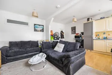 Unlock Prime Investment Potential: Well Presented First-Floor Apartment, Strategically Located with Proximity to Local Amenities, Estuary Views, Shops, Pubs, and Transport Hubs. A Lucrative Opportunity with Strong Rental Appeal and Promising Returns.