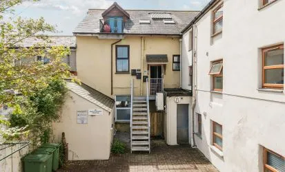Unlock Prime Investment Potential: Well Presented First-Floor Apartment, Strategically Located with Proximity to Local Amenities, Estuary Views, Shops, Pubs, and Transport Hubs. A Lucrative Opportunity with Strong Rental Appeal and Promising Returns.