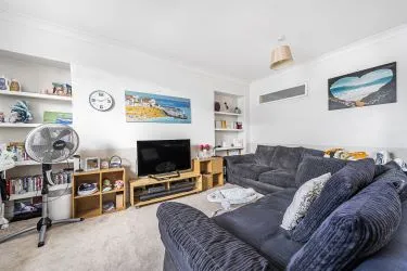 Unlock Prime Investment Potential: Well Presented First-Floor Apartment, Strategically Located with Proximity to Local Amenities, Estuary Views, Shops, Pubs, and Transport Hubs. A Lucrative Opportunity with Strong Rental Appeal and Promising Returns.
