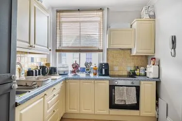 Unlock Prime Investment Potential: Well Presented First-Floor Apartment, Strategically Located with Proximity to Local Amenities, Estuary Views, Shops, Pubs, and Transport Hubs. A Lucrative Opportunity with Strong Rental Appeal and Promising Returns.