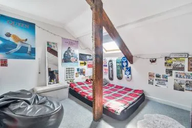 Elevate Your Portfolio: Exceptional 2nd-Floor Apartment, Featuring a Remarkable 22ft Open Plan Living Area Adorned with Exposed Beams. This Unique Property Offers Three Bedrooms, Including a Master Bedroom with a Balcony Showcasing Breathtaking Estuary Views. An Investment Opportunity Not to Be Missed for Discerning Investors Seeking Distinctive Assets.