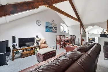 Elevate Your Portfolio: Exceptional 2nd-Floor Apartment, Featuring a Remarkable 22ft Open Plan Living Area Adorned with Exposed Beams. This Unique Property Offers Three Bedrooms, Including a Master Bedroom with a Balcony Showcasing Breathtaking Estuary Views. An Investment Opportunity Not to Be Missed for Discerning Investors Seeking Distinctive Assets.