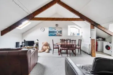 Elevate Your Portfolio: Exceptional 2nd-Floor Apartment, Featuring a Remarkable 22ft Open Plan Living Area Adorned with Exposed Beams. This Unique Property Offers Three Bedrooms, Including a Master Bedroom with a Balcony Showcasing Breathtaking Estuary Views. An Investment Opportunity Not to Be Missed for Discerning Investors Seeking Distinctive Assets.