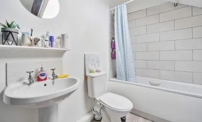 Elevate Your Portfolio: Exceptional 2nd-Floor Apartment, Featuring a Remarkable 22ft Open Plan Living Area Adorned with Exposed Beams. This Unique Property Offers Three Bedrooms, Including a Master Bedroom with a Balcony Showcasing Breathtaking Estuary Views. An Investment Opportunity Not to Be Missed for Discerning Investors Seeking Distinctive Assets.