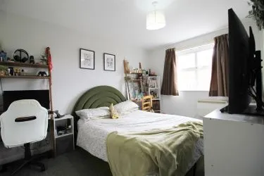 Set in a sought-after location, Flat 4, 79 Marland Way, Stretford, Manchester, M32 0NQ offers a fantastic investment opportunity with strong rental potential. This well-positioned riverside apartment enjoys stunning views over the marina, providing an attractive setting for tenants seeking a peaceful yet well-connected home. The property is being sold with vacant possession, allowing for immediate occupancy or the flexibility to secure new tenants at market value. Stretford’s ongoing regeneration and proximity to Manchester city centre make this a compelling prospect for investors looking to capitalise on rising demand in the area.