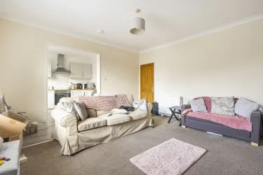 Unlock Investment Potential: Impeccably Presented 1st-Floor Apartment in Prime Central Location. With Local Amenities, Estuary Views, Shops, Pubs, and Transport Links at Your Doorstep, Plus Proximity to Train Station and Beach, This Property Offers Strong Rental Appeal and Promising Returns for Savvy Investors and Landlords.