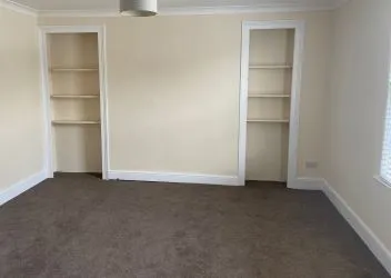 Unlock Investment Potential: Impeccably Presented 1st-Floor Apartment in Prime Central Location. With Local Amenities, Estuary Views, Shops, Pubs, and Transport Links at Your Doorstep, Plus Proximity to Train Station and Beach, This Property Offers Strong Rental Appeal and Promising Returns for Savvy Investors and Landlords.