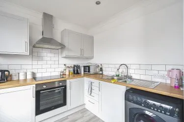 Unlock Investment Potential: Impeccably Presented 1st-Floor Apartment in Prime Central Location. With Local Amenities, Estuary Views, Shops, Pubs, and Transport Links at Your Doorstep, Plus Proximity to Train Station and Beach, This Property Offers Strong Rental Appeal and Promising Returns for Savvy Investors and Landlords.