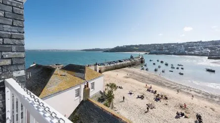 Stunning 2-Bed Apartment in the Heart of St Ives – Breathtaking Views & a Thriving Holiday Let!