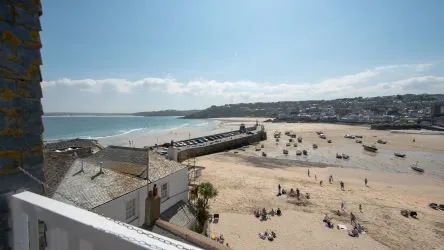 Stunning 2-Bed Apartment in the Heart of St Ives – Breathtaking Views & a Thriving Holiday Let!