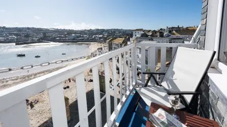 Stunning 2-Bed Apartment in the Heart of St Ives – Breathtaking Views & a Thriving Holiday Let!