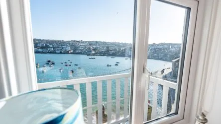 Stunning 2-Bed Apartment in the Heart of St Ives – Breathtaking Views & a Thriving Holiday Let!