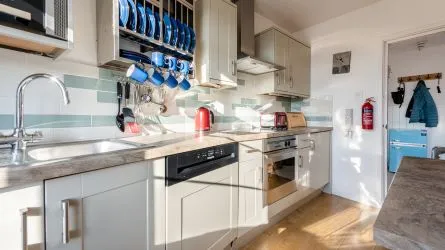 Stunning 2-Bed Apartment in the Heart of St Ives – Breathtaking Views & a Thriving Holiday Let!