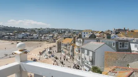 Stunning 2-Bed Apartment in the Heart of St Ives – Breathtaking Views & a Thriving Holiday Let!