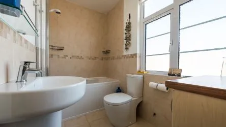 Stunning 2-Bed Apartment in the Heart of St Ives – Breathtaking Views & a Thriving Holiday Let!