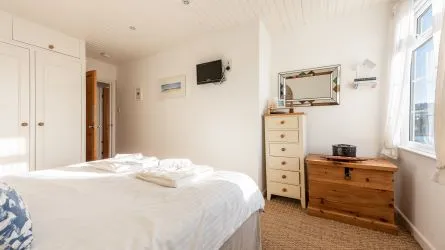 Stunning 2-Bed Apartment in the Heart of St Ives – Breathtaking Views & a Thriving Holiday Let!