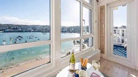 Stunning 2-Bed Apartment in the Heart of St Ives – Breathtaking Views & a Thriving Holiday Let!