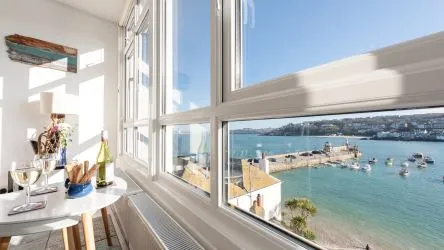 Stunning 2-Bed Apartment in the Heart of St Ives – Breathtaking Views & a Thriving Holiday Let!